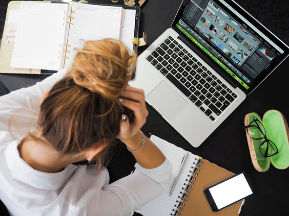 Vrouw Zit Voor Macbook.